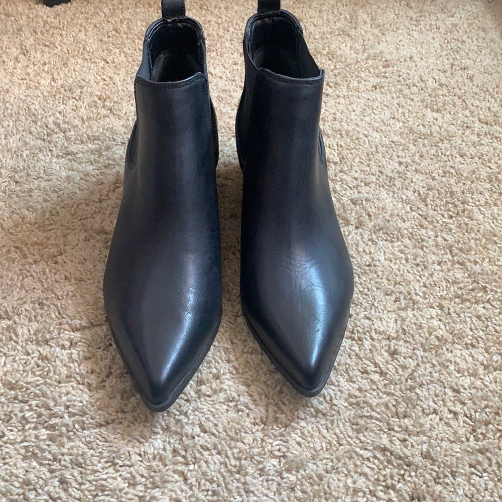 Black Chelsea booties blondo